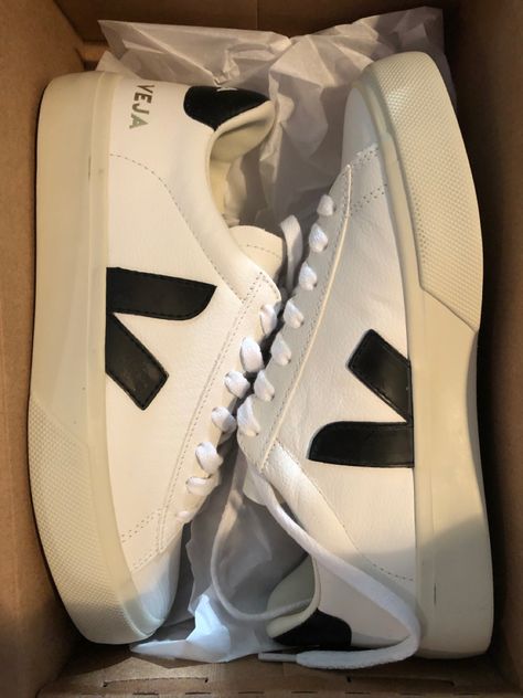 White Sneakers Aesthetic, Tenis Veja, Sneakers Aesthetic, Zapatillas Veja, Trendy Shoes Sneakers, Shoes Outfit Fashion, Shoe Wishlist, Veja Sneakers, Cute Sneakers