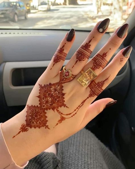 Finger Mehendi, Henna Designs Wrist, Henna Tattoo Designs Hand, Tattoo Henna, Simple Mehndi Designs Fingers, Very Simple Mehndi Designs, Pretty Henna Designs, Henna Tattoo Designs Simple, Stylish Mehndi Designs