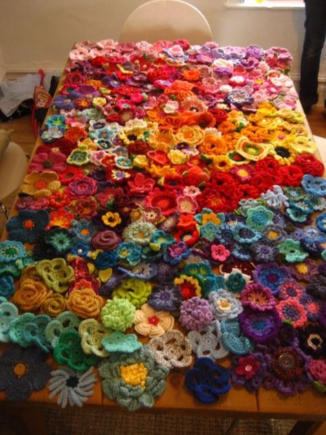 Yarndale 2015 :: Flowers for Memories Crochet Flower Blanket, شال كروشيه, Flower Blanket, Form Crochet, Haken Baby, Freeform Crochet, Crochet Flower Patterns, Crochet Art, Crochet Motif