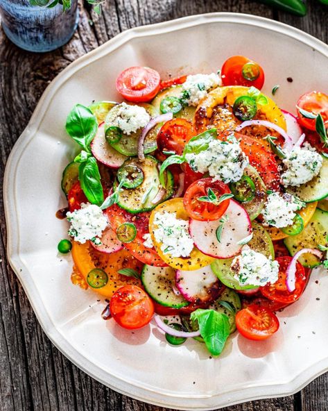 Summer Salad with Herbed Ricotta and Balsamic Vinaigrette - a simple salad with heirloom tomatoes, cucumbers and radishes, all drizzled with a simple balsamic vinaigrette and a dollop of herbed ricotta! #summersalad #herbedricotta #tomatosalad Salad Caprese, Herbed Ricotta, Balsamic Vinaigrette Recipe, Spring Food, Resep Salad, Stuffed Pepper, Main Dish Salads, Summer Salad Recipes, Fruit Salad Recipes