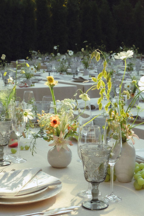 Assorted bud vases for an ethereal summer wedding. Image by Suzuka Sampson Round Wedding Table Bud Vases, Bud Vase Seating Chart, Bud Vase Tablescape, Spring Wedding Florals, Bud Vases Wedding, Bud Vase Centerpiece, Round Wedding Tables, Aesthetic Shots, Dahlias Wedding