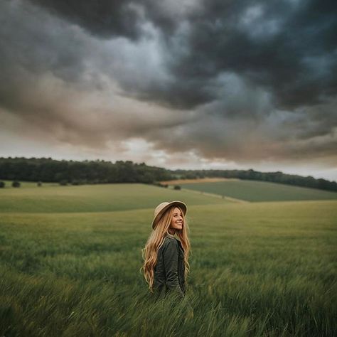 Rosie Hardy, Camping Photos, Pose Practice, Portrait Women, Become More Productive, Field Photography, Summer Field, Senior Stuff, Idea Photo