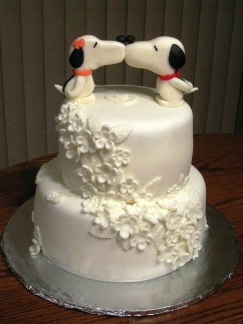 Snoopy wedding cake Snoopy Wedding, Snoopy Cake, Snoopy Images, Snoopy Pictures, Charlie Brown And Snoopy, Snoopy And Woodstock, Fancy Cakes, Wedding Cake Topper, Cakepops