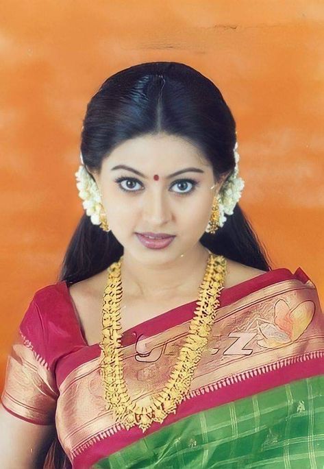 Sneha Actress, Bhavana Actress, Indian Long Hair Braid, Indian Bride Makeup, Bridal Photography Poses, Queen Hair, Hrithik Roshan, Movie Reviews, Beautiful Smile Women