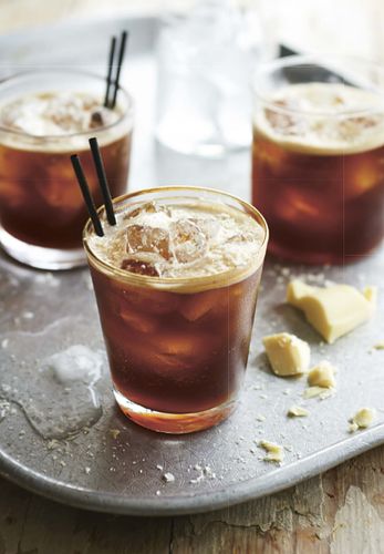 The Old Fashioned is one of the original American cocktails, dating back to the nineteenth century. Generations of cocktail lovers have made it their favourite. Some recipes call for whisky, brandy, or gin as the base, and these days the drink usually features bourbon. This coffee Old Fashioned from Craft Spirits is perfect for dinner parties and relaxing at the weekend. Alcoholic Coffee Drinks, Spiked Coffee, American Cocktails, Coffee With Alcohol, Best Alcohol, Rusty Nail, Champagne Cocktail, Coffee Cocktails, Old Fashioned Recipes