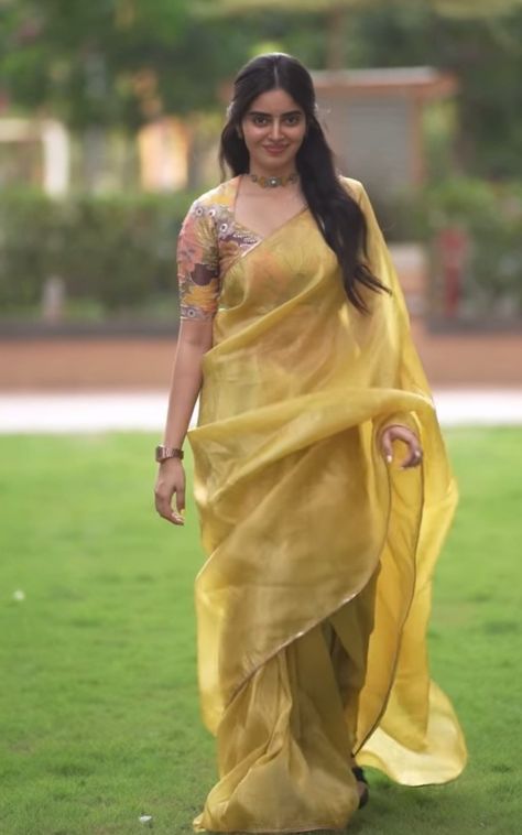 Tissue Saree For Wedding, Full Sleeve Blouse Designs Saree Indian Weddings, Latest Pattu Sarees Color Combination, Saree For Saraswati Puja, Simple Traditional Saree Look, Yellow Saree Look, Tissue Saree Blouse Designs, South Look, Gold Blouses