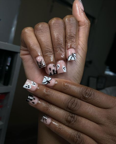 Manicure Ideas No Acrylic, Nails Ideas For Halloween, Spooky Nail Designs Simple, Halloween Designs Nails, Halloween Birthday Nails Short, Halloween Nails Designs Short, Halloween Short Square Nails, Nail Ideas Hollowen, Short Hollowed Nails