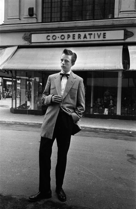 Skinny ties, skinny trousers: The hip Teddy Boys of 1950s London Teddy Boy Style, Teddy Boy, Teddy Girl, Teddy Boys, Youth Culture, Rock Roll, Look Vintage, Mode Vintage, Fashion History