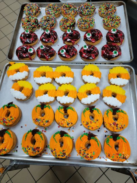 Fall Donuts Decorated, Thanksgiving Donuts Ideas, Thanksgiving Theme Cake, Fall Donuts, Donut Decorating Ideas, Donut Store, Donut Ideas, Donuts Recipes, Halloween Donuts