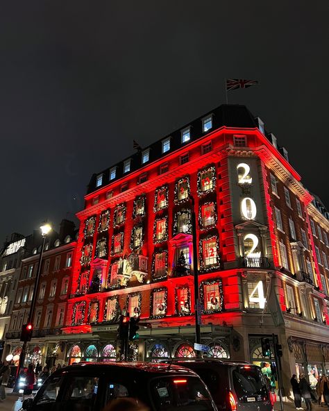 it’s beginning to look a lot like Christmas in London🎄✨ the one month countdown is nearly upon us!! 🎅🏼❄️ here’s some of the best places to visit for the ultimate festive experience: 🎄 Covent Garden ❄️ Annabel’s Mayfair 🚗 Koyn, Mayfair ✨ Old Bond Street 🪽 Regent Street ⭐️ Oxford Street send this to someone you want to visit London with this Christmas ♥️ #christmasinlondon #christmasdecorations #christmaslights #oxfordstreet #london #christmasgetaway #coventgardenlondon #coventgarden... Christmas Getaways, Christmas In London, Covent Garden London, Regent Street, London Christmas, Oxford Street, Visit London, Bond Street, Covent Garden