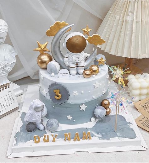 Astraunot Cake Design, Space Cakes Kids Boy Birthday, Astronaut Cake Birthday, Birthday Cake Space, Outer Space Birthday Cake, Astronaut Birthday Cake, Galaxy Birthday Cake, Space Birthday Cake, First Birthday Decorations Boy