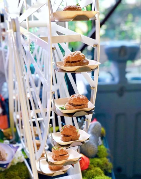 Hamburger on Ferris wheel Creative Food Presentation Ideas, Food Presentation Ideas, Buffet Presentation, Catering Food Displays, Food Innovation, Elegant Food, Catering Display, Presentation Ideas, Food Stations