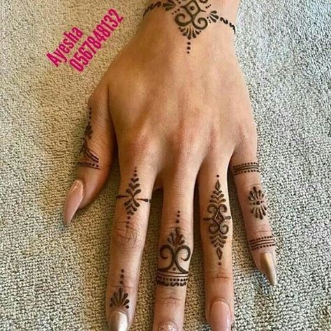 Henna Thumb Designs, Easy Finger Henna, Finger Henna Designs Easy, New Mehandi, Henna Tattoo Design, Wrist Henna, Henna Inspired Tattoos, Cute Henna, Finger Henna Designs