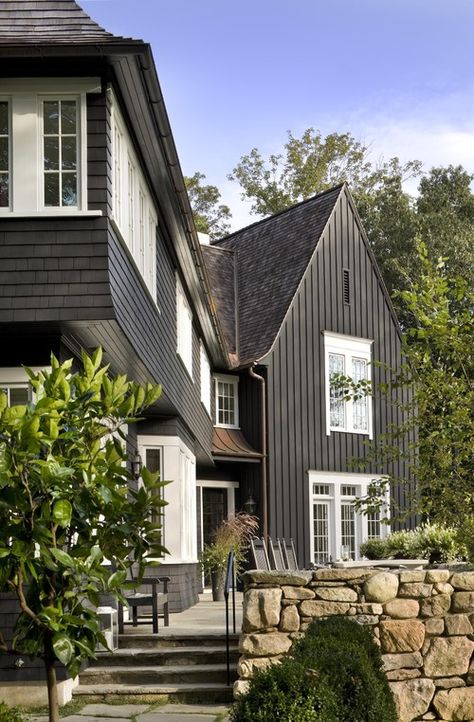 Black Houses – Home Exterior Paint Ideas - Love Love Love Dark Exterior House Colors, Dark Home Exterior, Dark Exterior House, Black Siding, Shingle House, Black Houses, House Trim, Dark House, Hill Interiors