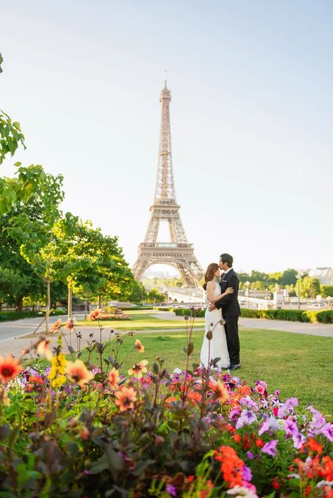 The Best Eiffel Tower Photo Spots by The Paris Photographer - 2021 Paris Shoot, Eiffel Tower Photo, Eiffel Tower Wedding, Paris Photo Ideas, Paris Garden, Cool Backdrops, Anniversary Wishes, Paris Pictures, Fish Wallpaper