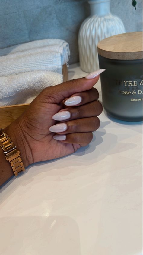 Cream Biab Nails, Cream Holiday Nails, Short Almond Milky Nails, Milky White Nails On Dark Skin, Milk Almond Nails, Milky White Oval Nails, White Nails For Fall, Milky White Sparkly Nails, Milk White Almond Nails