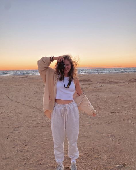 Beach Aesthetic Outfits Modest, Cold Beach Day Outfit Spring, Gloomy Beach Day Outfit, Chilly Beach Outfit, Beach Asthetics Outfit, Aesthetic Summer Outfits Modest, Beach Town Aesthetic Outfit, Day Trip Outfit Summer, Modest Beach Outfits Women