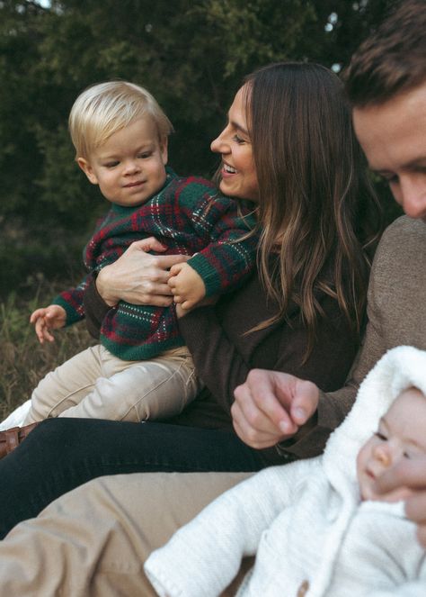 Holiday Family Photoshoot Outfit Ideas - Tips For Unique Christmas Photos — Dallas Family Photographer | Lauren Peterson Photography Outdoor Xmas Family Photos, Easy Christmas Family Pictures, Ralph Lauren Family Photos, Family Of 3 Holiday Photos, Winter Christmas Family Photos, Outdoor Holiday Photoshoot Outfit, Winter Woods Family Photoshoot, Casual Christmas Photos, Black Family Outfits For Pictures