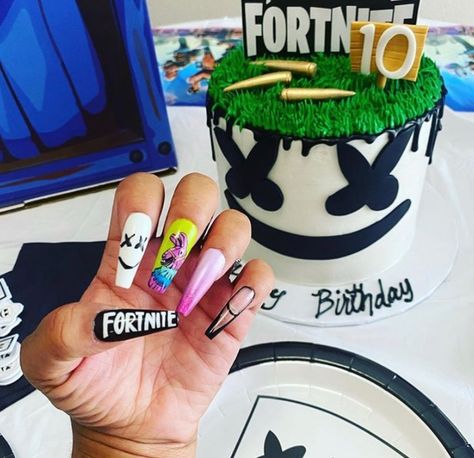 It is a fortnite nail art super cute and can tell your observation over gaming Fortnite Nails, Elite Nails, Art List, Queen Nails, Simple Gel Nails, Colored Acrylic Nails, Nail Bar, Fall Nail Designs, Nail Designs Summer