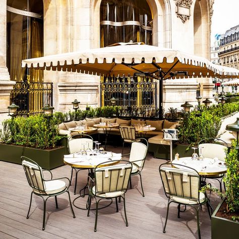 Tuuci umbrella covering outdoor dining table in Paris restaurant Palais Garnier Paris, Paris Bistro, Terrasse Design, Restaurant Paris, Garden Parasols, Paris Restaurants, Classic Outdoor, Terrace Design, Outdoor Restaurant