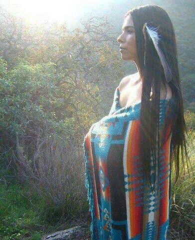 Cute Senior Pictures, American Indian Girl, American Indian Tattoos, Studio Photography Poses, Indian Photoshoot, Photoshoot Themes, American Beauty, American Traditional, Native American Art