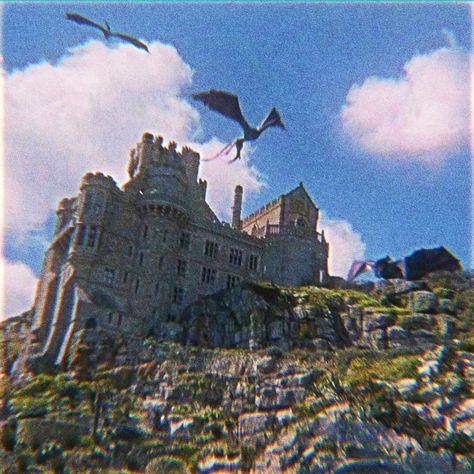 ASOIAF Castles Driftmark Castle, Driftmark Aesthetic, Crownlands Aesthetic, House Velaryon Aesthetic, Asoiaf Castles, Westeros Houses, House Velaryon, Arte Game, Fantasy Worldbuilding