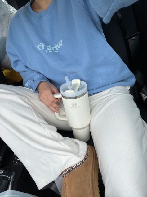 Comfy Blue Outfits, Blue Comfy Outfit, Light Blue Sweatpants Outfit, Blue Sweatpants Outfit, Blue Sweatshirt Outfit, Stanley Cup Aesthetic, Oversized Sweater White, Ugg Outfit Ideas, Sweatpants Aesthetic