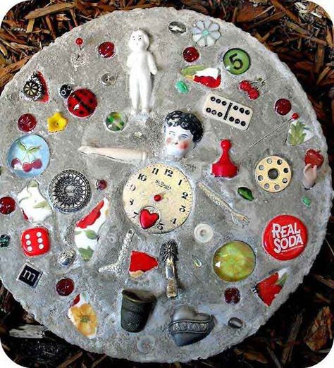 Diy Stepping Stones, Cemetary Decorations, Backyard Crafts, Step Stones, Concrete Stepping Stones, Stepping Stones Diy, Mosaic Stepping Stones, Garden Stepping Stones, Outdoor Crafts