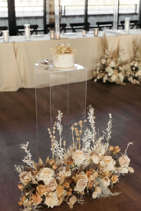 Cake stand centerpiece