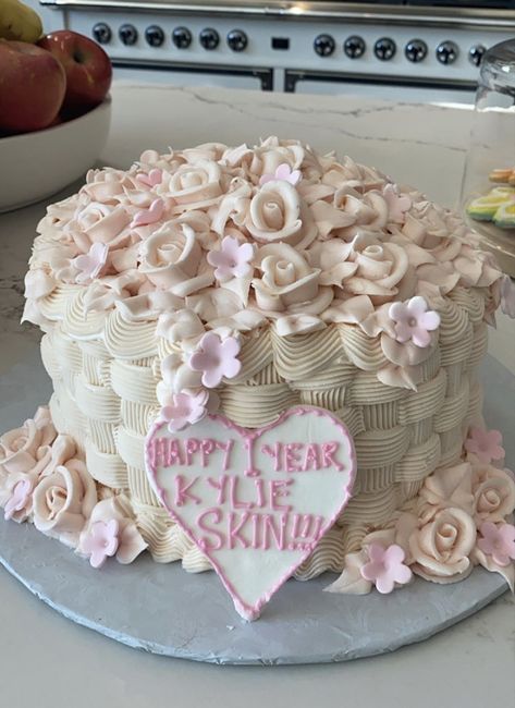 Kylie Jenner Birthday Cake, Kylie Jenner Birthday, Vintage Birthday Cakes, Kylie Skin, Birthday Ideas For Her, Cute Birthday Ideas, 18th Birthday Cake, Creative Birthday Cakes, Birthday Planning