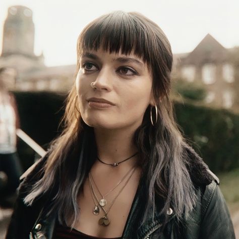 Maeve Wiley Season 3, Maeve Wiley Icons, Maeve Wiley, Emma Mackey, Education Icon, Haircut Inspo, Dope Hairstyles, Fav Characters, Manado