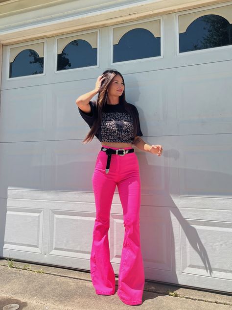 70s Fashion Bell Bottoms, Pink Bell Bottoms Outfit, Pink Bell Bottoms, Small Outfits, Graphic Tees Country, Neon Pink Pants, Pink Pants Outfit, Fashion Midsize, Photoshoot Party