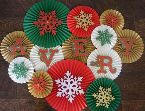 Paper Rosettes Backdrop, Christmas Party Themed, Paper Rosette Backdrop, Christmas Stage Decorations, Xmas Backdrop, Christmas Stage Design, Diy Christmas Deco, Easy Preschool Crafts, Christmas Stage