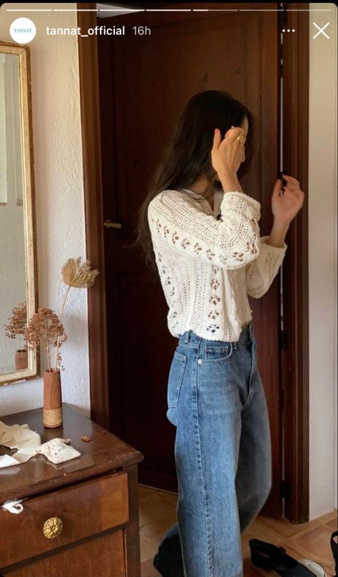 Dress More Feminine Casual, Parisian Boho Style, Cosy Summer Outfit, Elegant Hippie Outfits, Travel Layers Outfits, Fitted Feminine Lace Top, 70s Minimalist Fashion, Pale Skin Outfits, Fall Thrift Inspiration