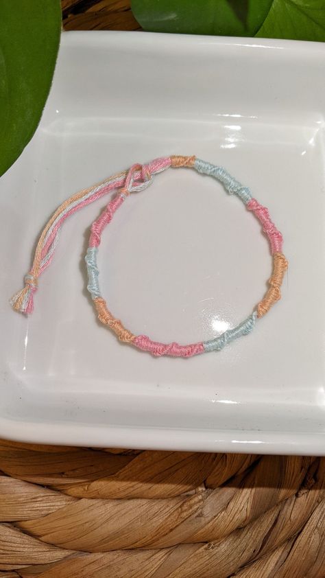 10 Trendy Summer Friendship Bracelet Patterns You Need to Try Now! Easy Bracelet Patterns, Easy Bracelet, Cool Friendship Bracelets, Diy Bracelets With String, Friendship Bracelets Easy, String Bracelet Patterns, Diy Friendship Bracelets Tutorial, Friendship Bracelet Patterns Easy, Yarn Bracelets