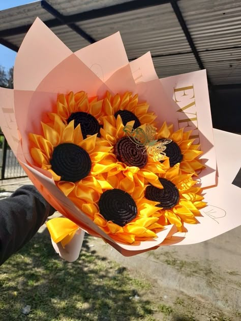 Ramo de 7 girasoles con centro de foami color negro y cafe ideal para regalar Diy Mother's Day Gift Basket, Ribbon Rose Bouquets, Ribbon Flowers Bouquet, Ribbon Flowers Diy, Diy Bouquet Wrap, Valentine Bouquet, Flower Bouquet Diy, Ribbon Bouquet, Flower Gift Ideas