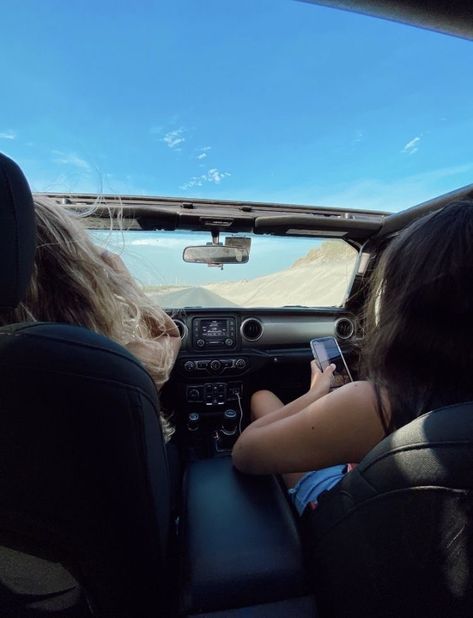 Friends jamming in a car East Coast Beach, The Fall Movie, Europe Car, East Coast Beaches, Kids Safety, Joy Ride, Senior Trip, Cali Girl, Car Rentals