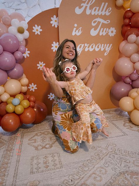 Two Groovy Photo Backdrop, Groovy Birthday Backdrop, Two Groovy Centerpiece Ideas, Two Groovy Photoshoot, Two Groovy Backdrop, Groovy Centerpiece Ideas, Fourever Groovy, Daisy Aesthetic, Groovy Theme