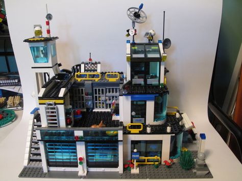 Lego City Police Station, Lego Police Station, Lego City Police, City Ideas, Lego Town, Lego Builder, Lego Design, Police Station, Lego Moc