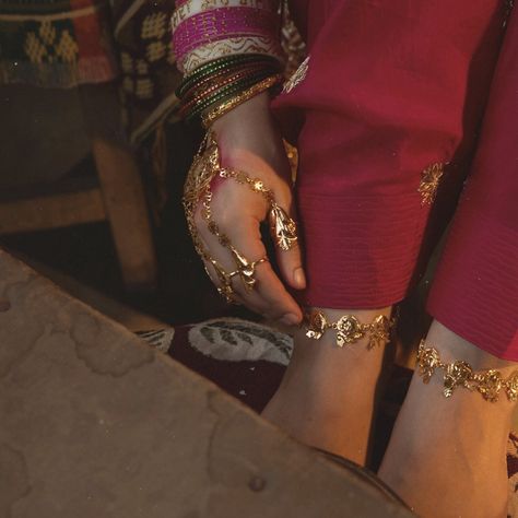 Punjabi Culture Aesthetic, Punjabi Aesthetic, Punjabi Culture, Wedding Shoots, Punjabi Bride, Bridal Makeup Natural, Desi Aesthetic, Indian Photoshoot, Heirlooms Jewelry