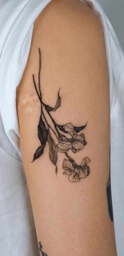 Iris Flower Tattoo, Tatuaje Cover Up, Cream Tattoo, Iris Tattoo, Boho Tattoos, Estilo Hippie, Iris Flower, Tattoo Cover, Subtle Tattoos