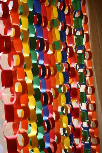 Hanging paper chains can look great.  Add colour to a plain background, match in with the colourscheme, be a cheap option for decoration.... Diy Sesame Street Decorations, Sesame Street Birthday Party Ideas Boy, Elmo Birthday Party, Sesame Street Birthday Party, Elmo Party, Sesame Street Party, Plain Background, Elmo Birthday, Sesame Street Birthday