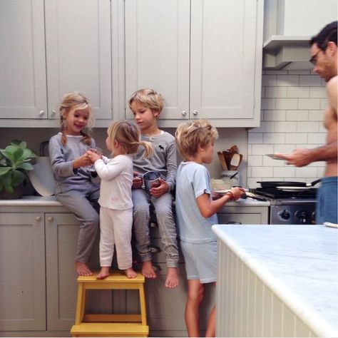 kids in the kitchen Dream Family, Future Mom, Cute Family, Family Goals, Baby Family, Future Life, Future Baby, Future Kids, Family Love