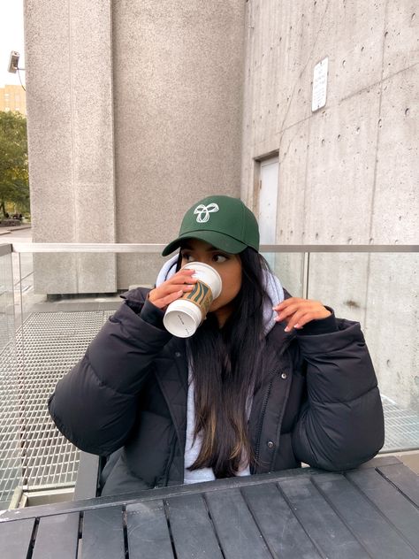 Cute fall outfit with aritzia super puff and baseball cap Nyc Baseball Cap, Green Baseball Hat Outfit Winter, Winter Outfits With Caps For Women, Winter Outfits Super Puff, Outfit Ideas With Baseball Cap, Super Puff Aesthetic, Baseball Hat Winter Outfit, Super Puff Aritzia Outfit Black, Black Super Puff Outfit