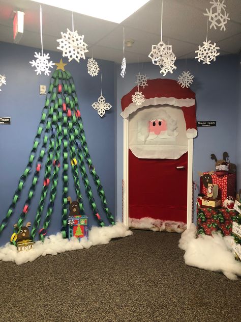 Christmas Craft Decorations, Classroom Christmas Decorations, Christmas Door Decorating Contest, Christmas Classroom Door, Infant Room, Paper Christmas Decorations, Decorating For Christmas, Christmas Decorations For Kids, Office Decorating