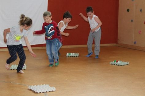 hast du es eilig oder was? Denn heute im Turnsaal war der Kampf ums Ei recht groß. Schnapp das Osterei. Die Kinder laufen zu Musik durch den Raum, stoppt die Musik wird eine Farbe gerufen und die K… Easter Activities, Fun Games, Kids And Parenting, Easter Bunny, Baby Mobile, Kindergarten, Two Piece Pant Set, Kids Rugs, Easter