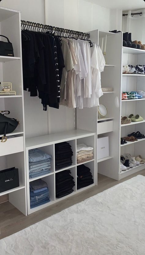 Simple Clothes Rack, Lots Of Shelves, Simple Clothes, Organized Closet, Closet Organization Ideas, Dream Closet Design, Closet Design Layout, Simple Closet, Closet Renovation