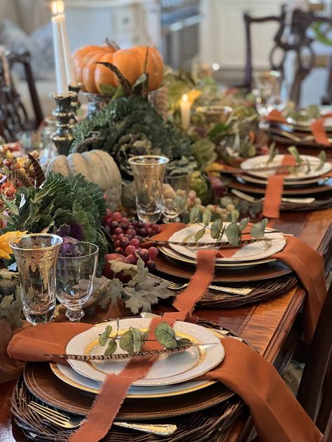 Fall Tablescapes Elegant, Elegant Thanksgiving Table, Thanksgiving Table Decor Ideas, Thanksgiving Food Sides, Thanksgiving Table Decor, Thanksgiving Tablescape, Friends Thanksgiving, Thanksgiving Inspiration, Table Decor Ideas