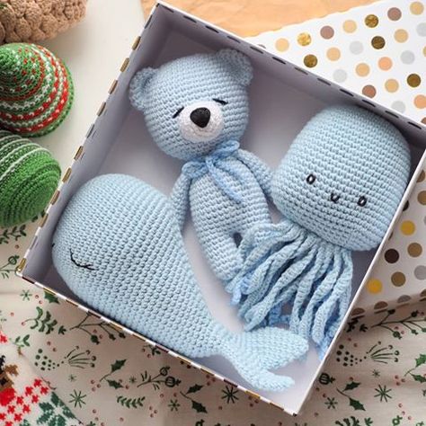 Crochet Baby Gifts, Baby Gift Hampers, Kit Bebe, Crochet Baby Toys, Baby Crafts, Crochet Toys Patterns, Knitted Toys, Crochet Gifts, Amigurumi Doll