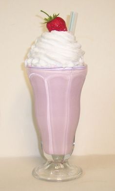 50s style milkshake- anyone have any of these to use in centerpieces or to use to serve something? 1950s Milkshake, Milkshake Glasses, Strawberry Milkshake, Strawberry Ice Cream, Frozen Strawberries, Milkshakes, 50s Fashion, Cute Food, Fun Drinks